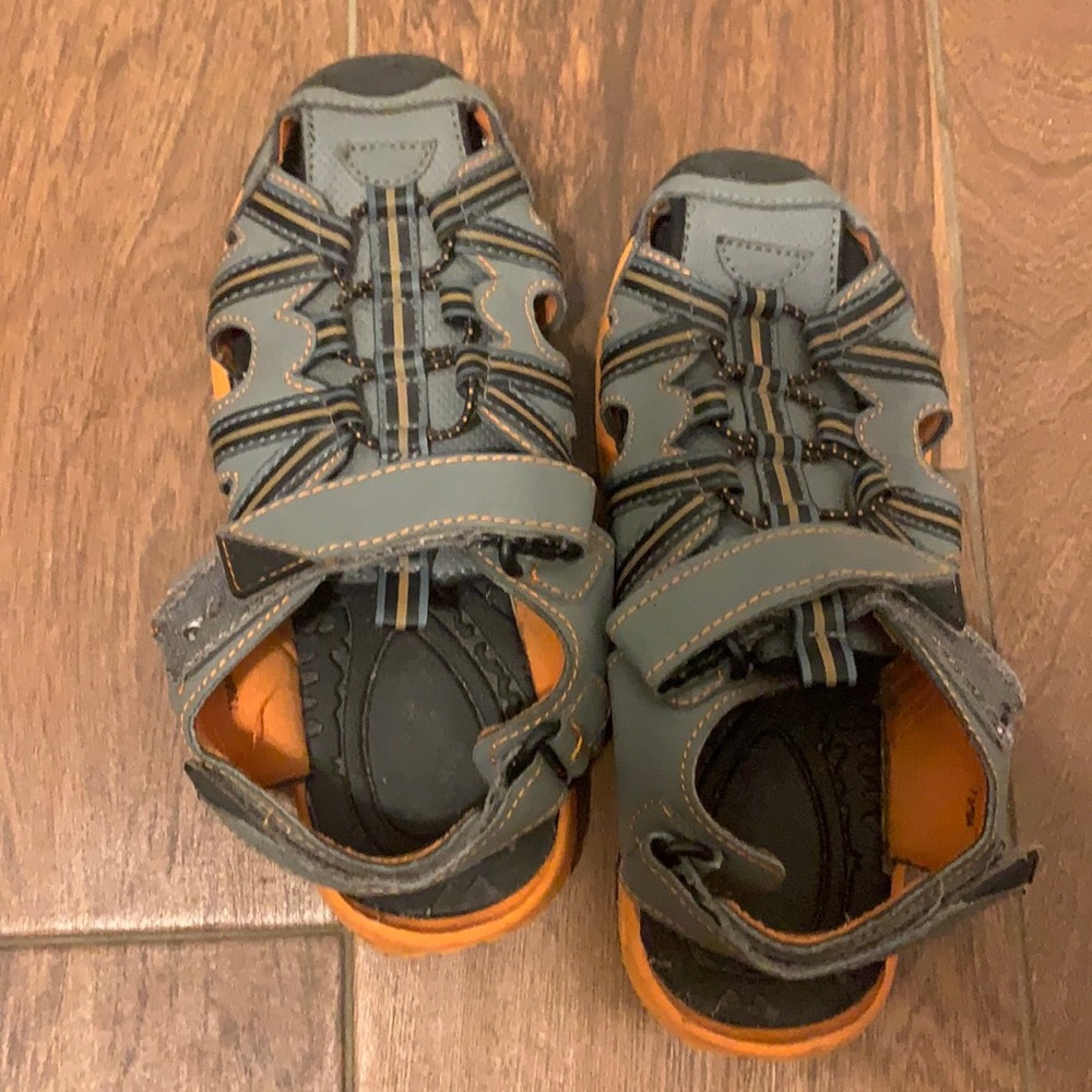 Boys sandals size 3